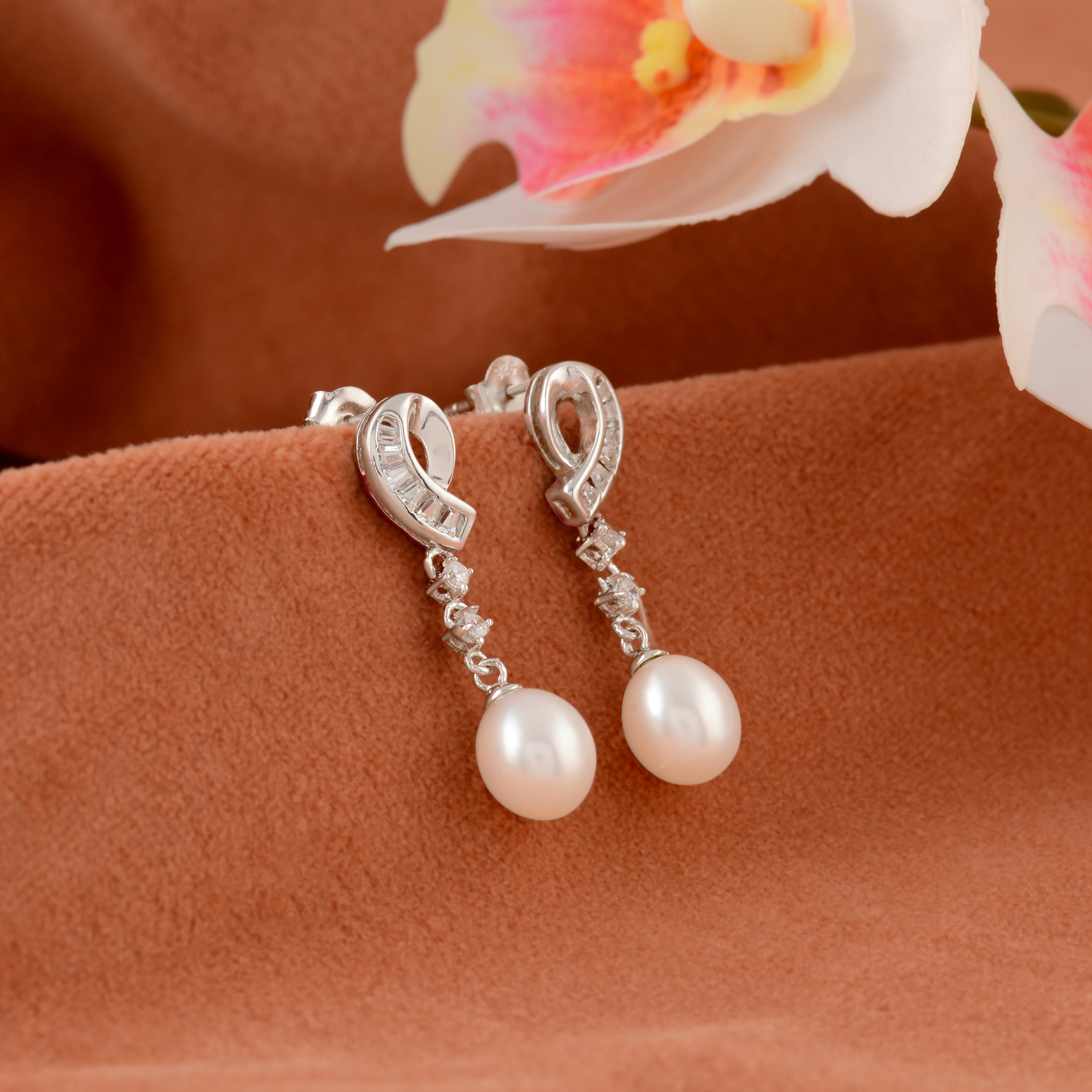 Silver S-shaped stud with freshwater pearl